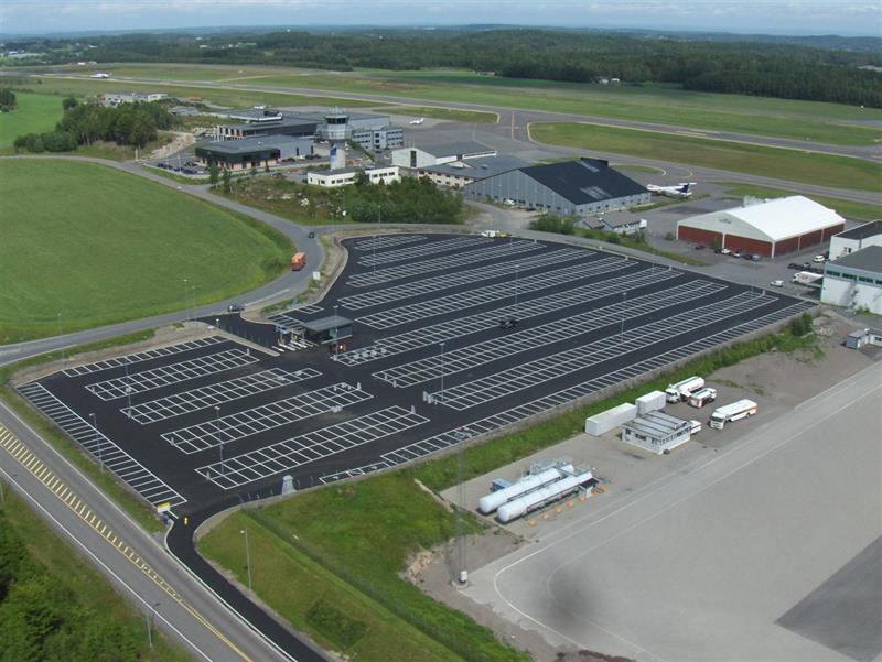 Flyfoto av TP365-parkeringen ved rullebanen på Sandefjord Lufthavn Torp