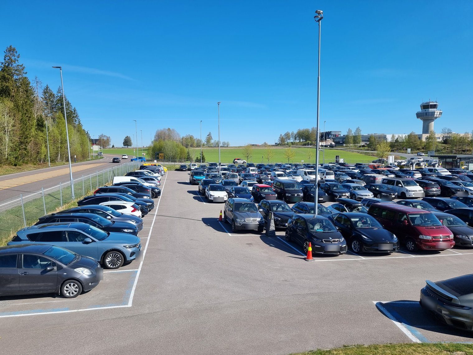 Oversikt over TP365-parkeringen med kontrolltårnet i bakgrunnen