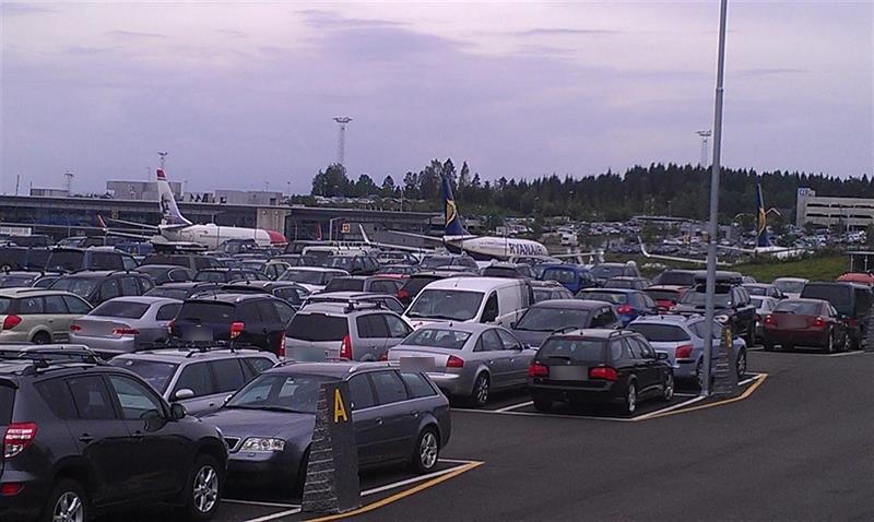 Parkerte biler hos TP365 med fly på oppstillingsplassen bak