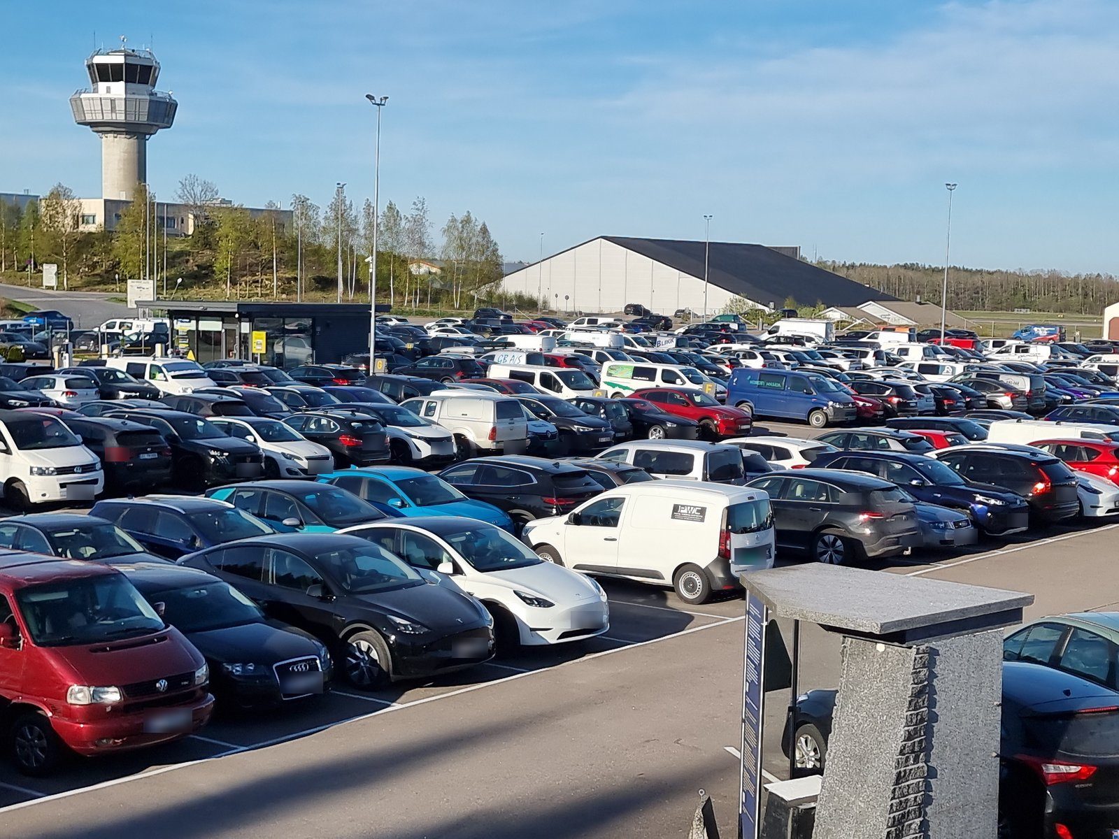Parkerte biler hos TP365 med kontrolltårnet på Torp i bakgrunnen