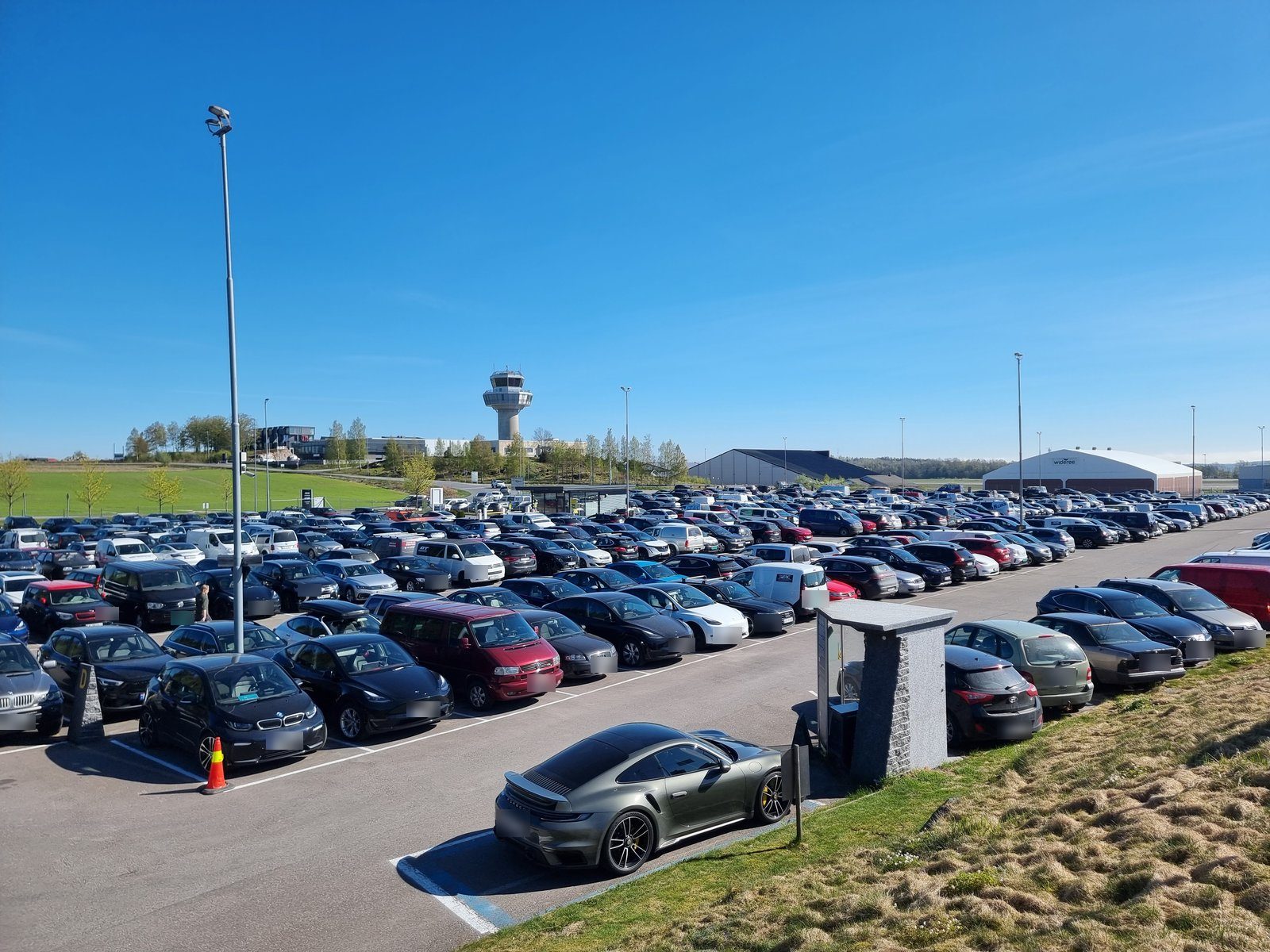 Hele TP365-parkeringen med terminalområdet og kontrolltårnet