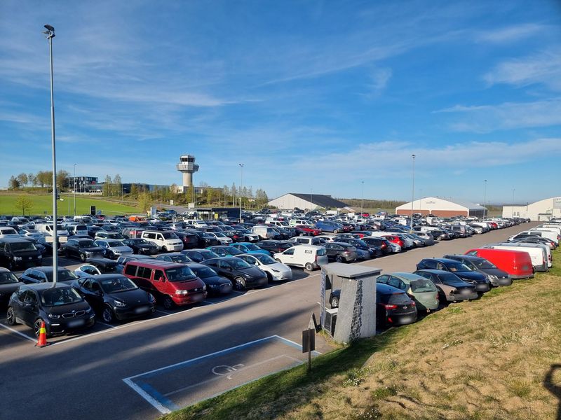TP365 parkering med utsikt til kontrolltårnet på Sandefjord Lufthavn Torp