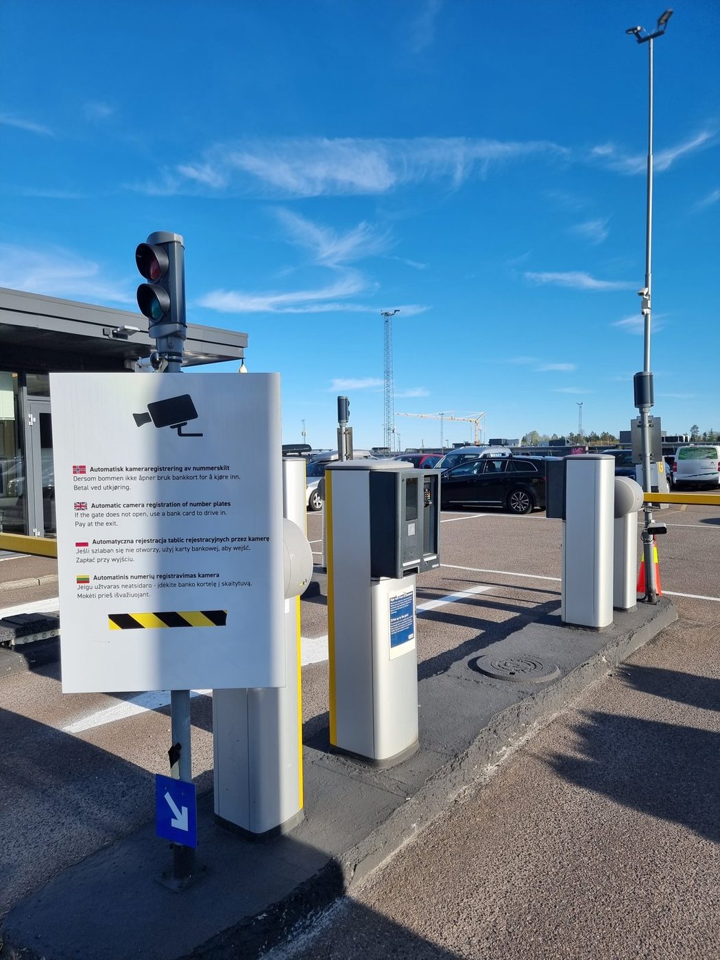 Innkjøringen til TP365 med bom, betalingsterminal og skilt om kameraovervåking